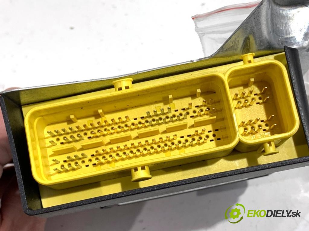 AUDI A4 B9 Kombi 2016 110 kW 2.0 TDI 1968 senzor airbag 8W0959655 (Snímač)