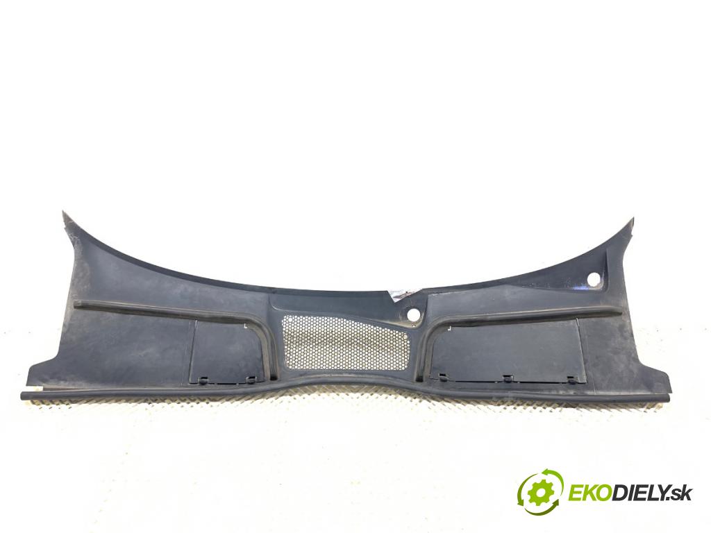 AUDI A4 B9 Kombi 2016 110 kW 2.0 TDI 1968 torpédo plast pod čelní okno 8W1819403 (Plast pod čelním sklem)