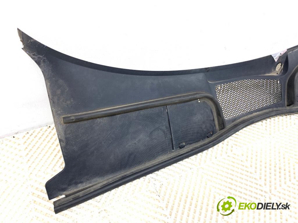 AUDI A4 B9 Kombi 2016 110 kW 2.0 TDI 1968 torpédo plast pod čelní okno 8W1819403 (Plast pod čelním sklem)