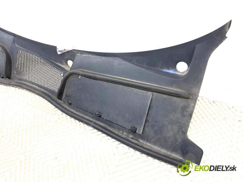 AUDI A4 B9 Kombi 2016 110 kW 2.0 TDI 1968 torpédo plast pod čelní okno 8W1819403 (Plast pod čelním sklem)