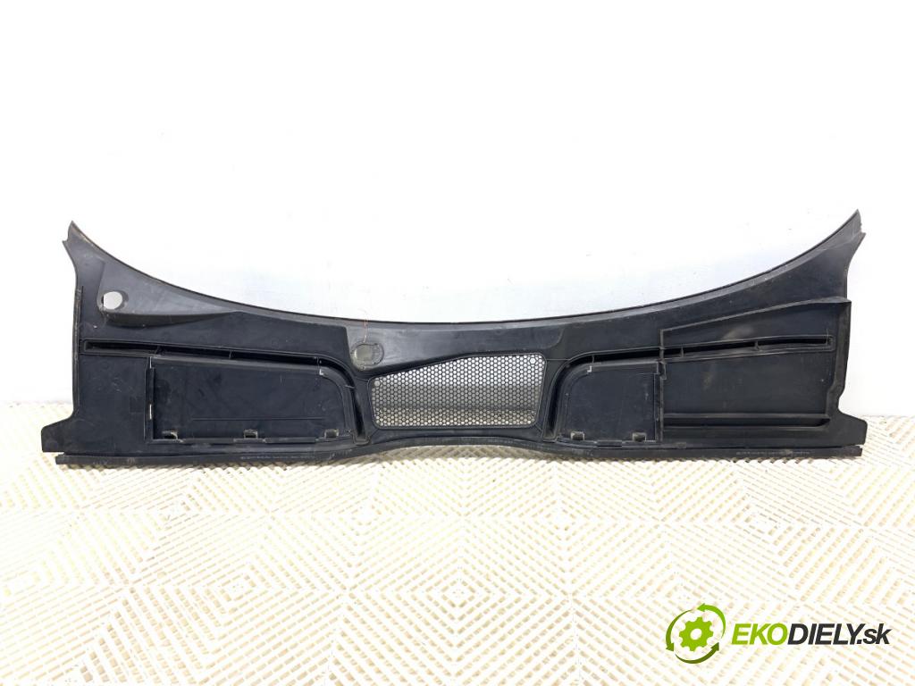 AUDI A4 B9 Kombi 2016 110 kW 2.0 TDI 1968 torpédo plast pod čelní okno 8W1819403 (Plast pod čelním sklem)