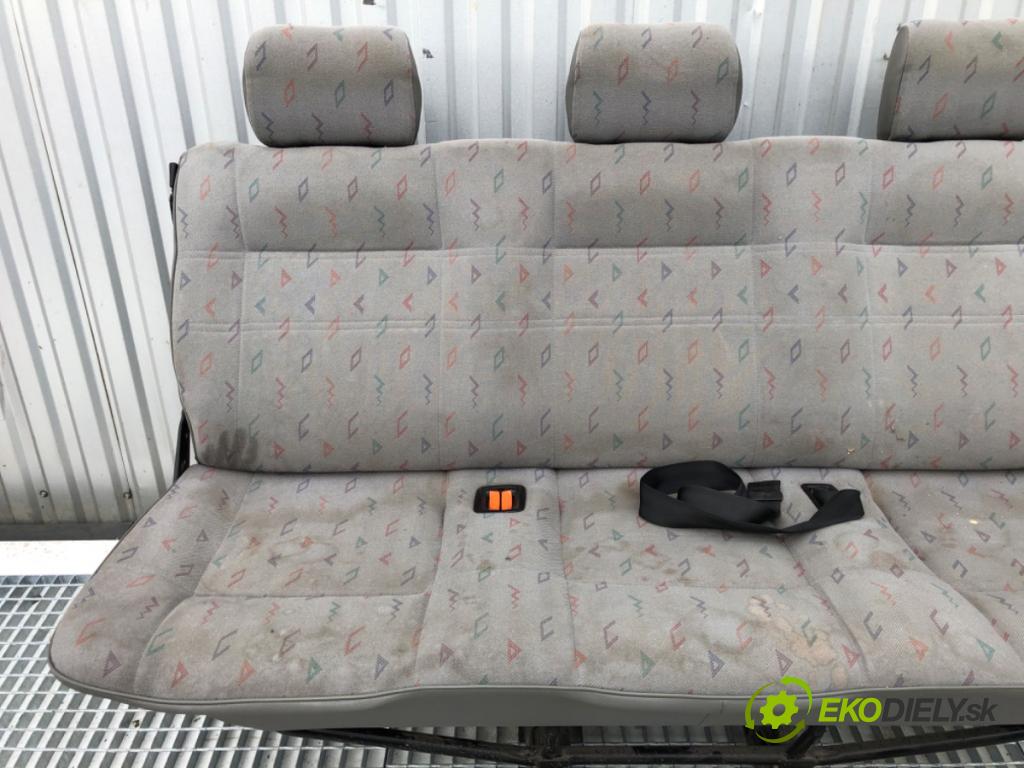 VW TRANSPORTER T4 Autobus 1996 57 kW 2.4 D 2370 Sedadlo zad Sedadlo