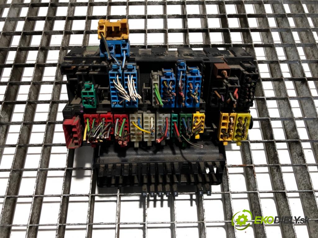 VW TRANSPORTER T4 Autobus 1996 57 kW 2.4 D 2370 skříňka poistková  (Pojistková skříňka)