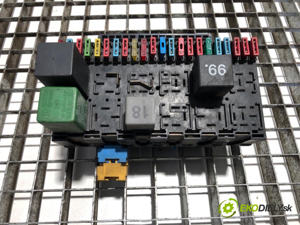 VW TRANSPORTER T4 Autobus 1996 57 kW 2.4 D 2370 skříňka poistková  (Pojistková skříňka)