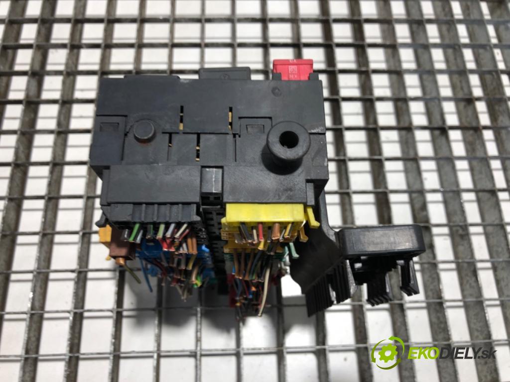 VW TRANSPORTER T4 Autobus 1996 57 kW 2.4 D 2370 skříňka poistková  (Pojistková skříňka)