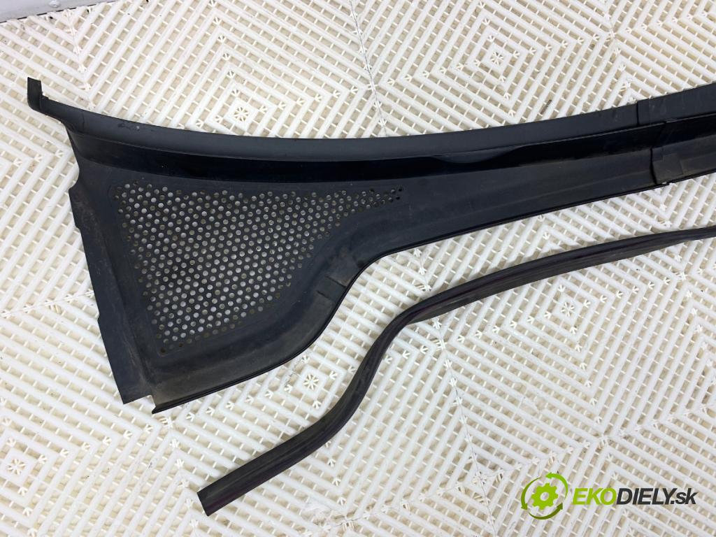 VW GOLF VII liftback 2016 81 kW 1.6 TDI 1598 torpédo plast pod čelní okno 5G1819403A (Plast pod čelním sklem)