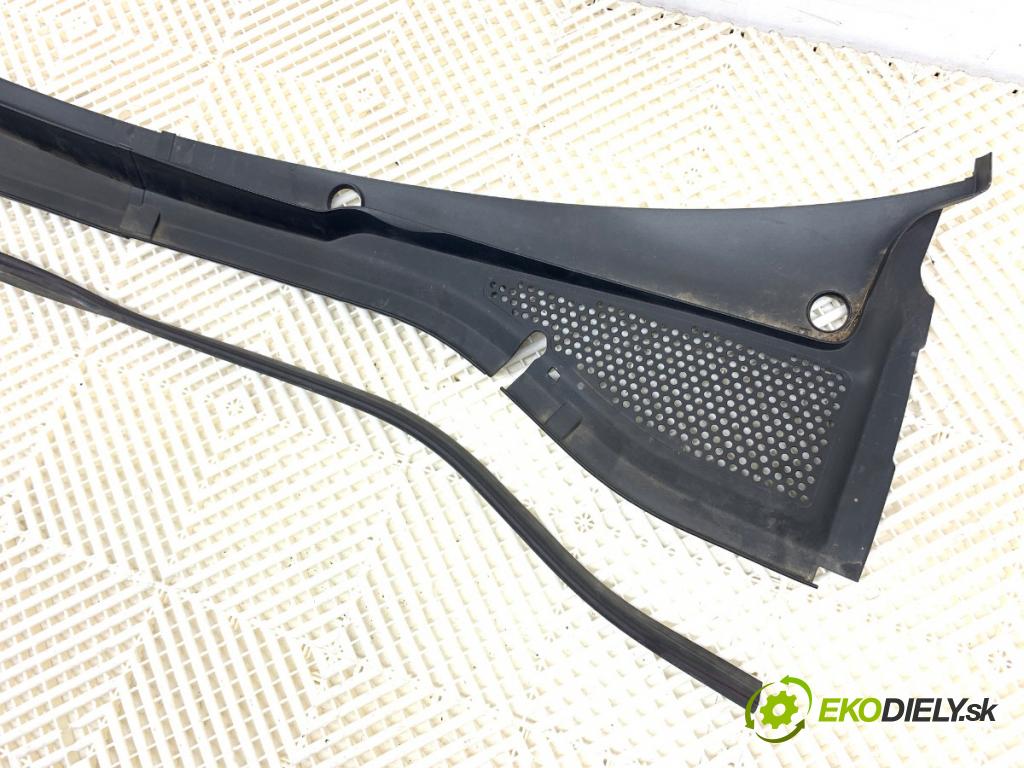 VW GOLF VII liftback 2016 81 kW 1.6 TDI 1598 torpédo plast pod čelní okno 5G1819403A (Plast pod čelním sklem)