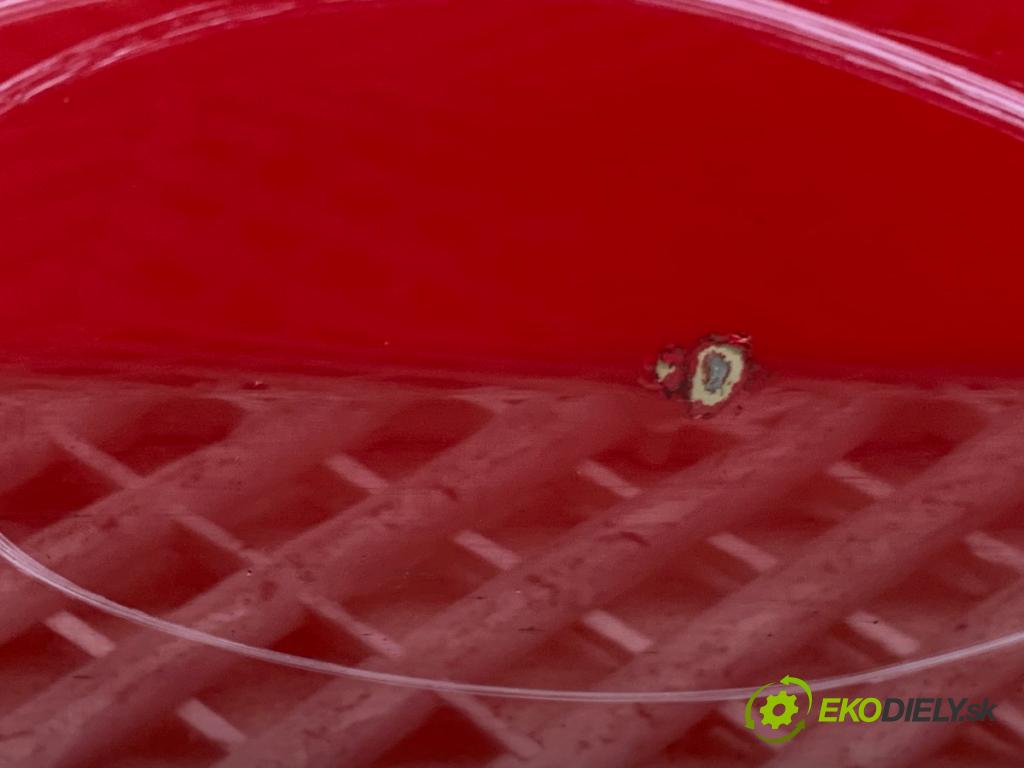 VW GOLF VII liftback 2016 81 kW 1.6 TDI 1598 Dvere pravy zad LY3D