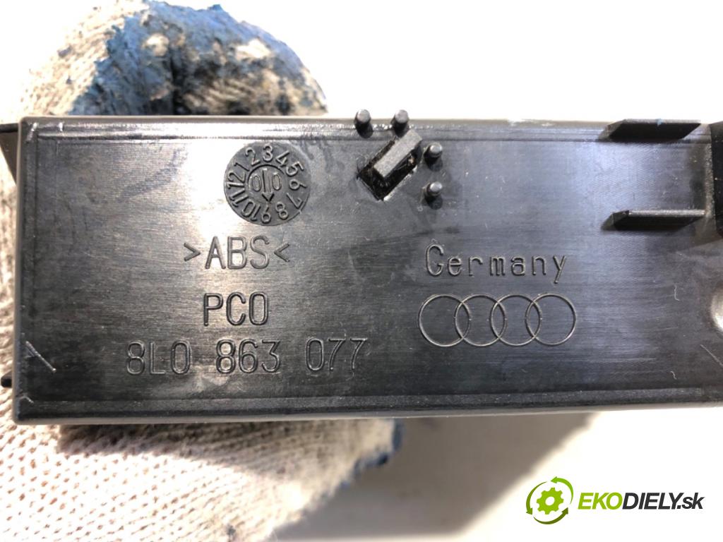 AUDI A3 8L liftback 2000 110 kW 1.8 T 1781 KAPSA: přihrádka kastlík přístrojovky STŘEDNÍ: 8L0863077