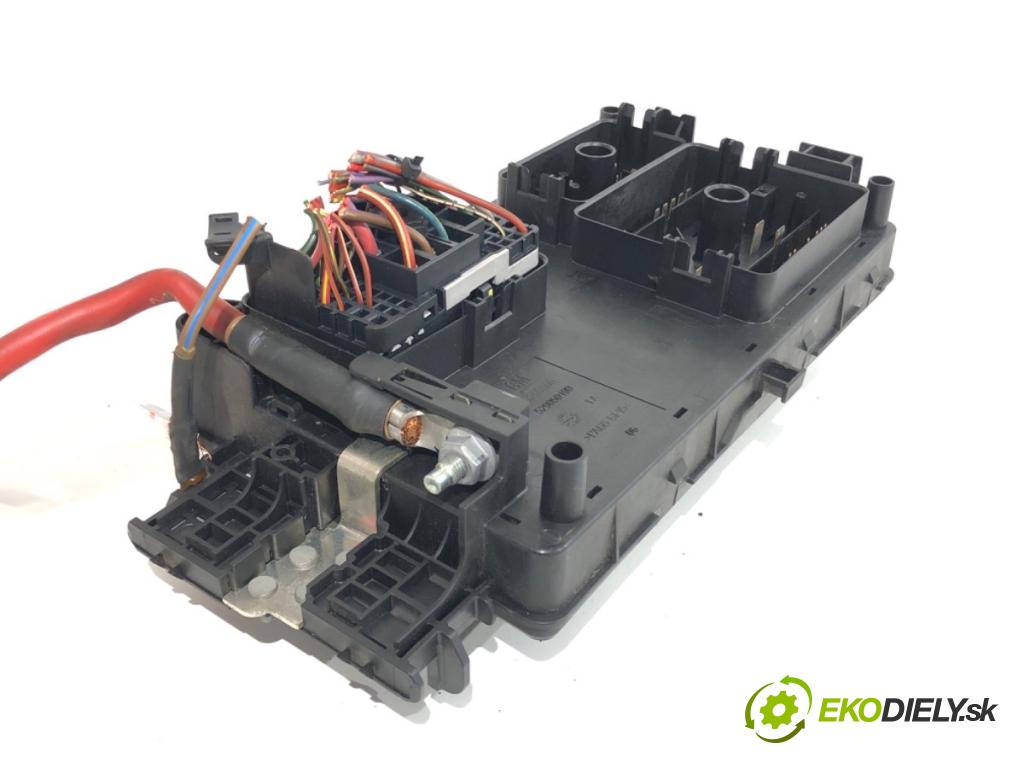 OPEL INSIGNIA A Kombi 2011 118 kW 2.0 CDTI 4x4 (35) 1956 skříňka poistková 13343479 (Pojistková skříňka)