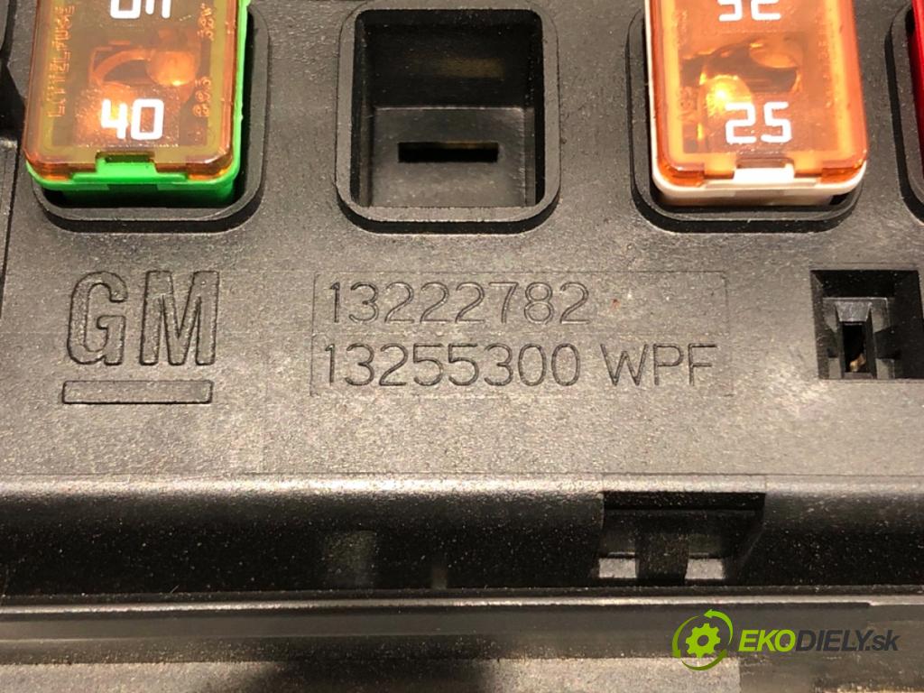 OPEL INSIGNIA A Kombi 2011 118 kW 2.0 CDTI 4x4 (35) 1956 skříňka poistková 13343479 (Pojistková skříňka)