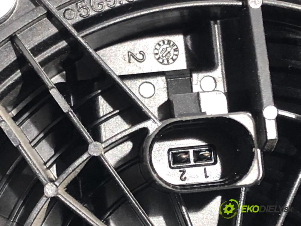 VW GOLF VII liftback 2016 81 kW 1.6 TDI 1598 klika dveří zadní část 5G9827469D