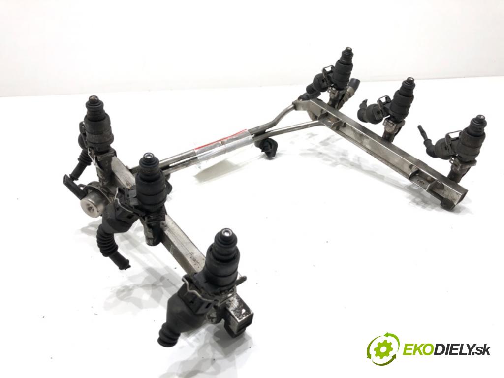 AUDI A6 C5 sedan 1999 121 kW 2.4 quattro 2393 lišta vstřikovací 078133551AC (Vstřikovací lišta)