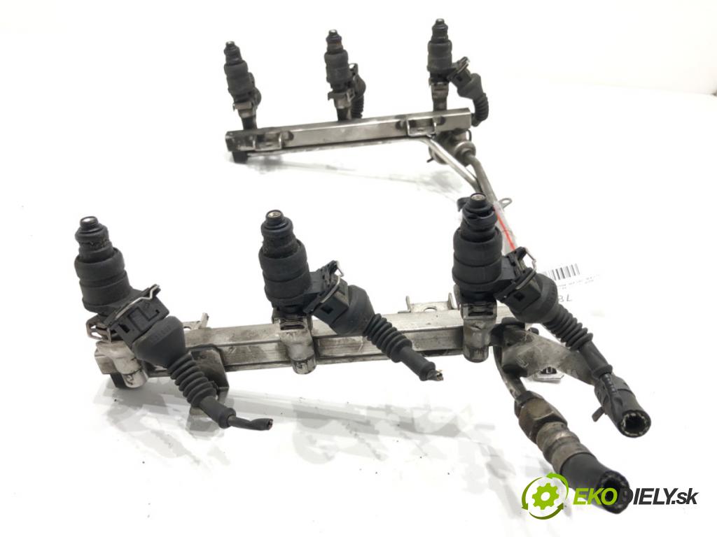 AUDI A6 C5 sedan 1999 121 kW 2.4 quattro 2393 lišta vstřikovací 078133551AC (Vstřikovací lišta)