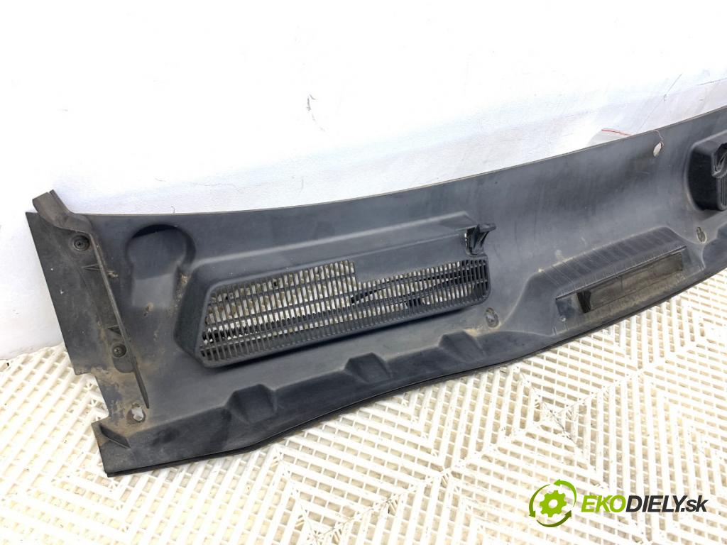 FORD KUGA I SUV 2008 100 kW 2.0 TDCi 1997 torpédo plast pod čelní okno  (Plast pod čelním sklem)