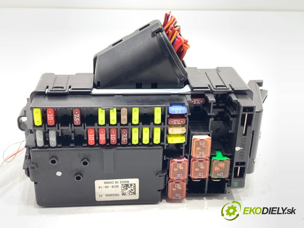 OPEL ASTRA K liftback 2019 110 kW 1.4 Turbo (68) 1399 skříňka poistková 15533696 (Pojistková skříňka)