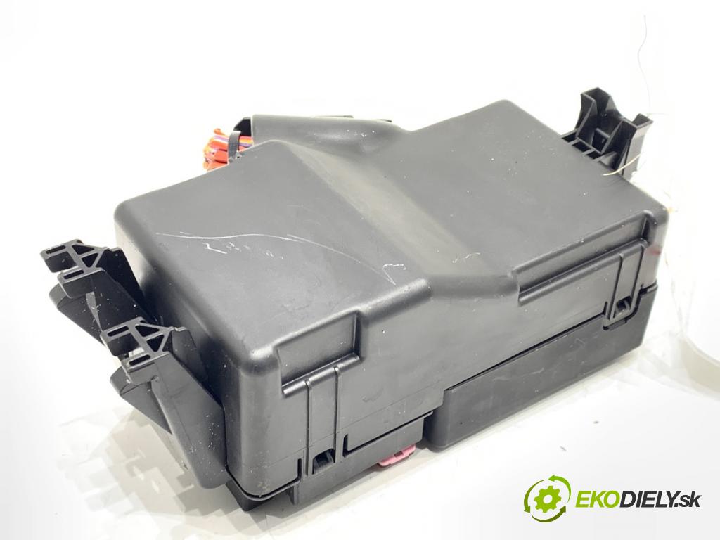 OPEL ASTRA K liftback 2019 110 kW 1.4 Turbo (68) 1399 skříňka poistková 15533696 (Pojistková skříňka)