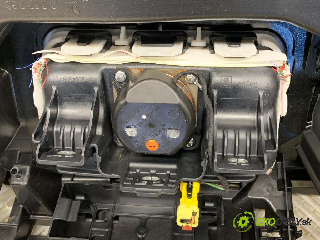 OPEL ASTRA K liftback 2019 110 kW 1.4 Turbo (68) 1399 Palubná doska silentbloku pasy