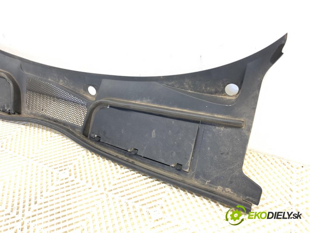 AUDI A5 F5 coupe 2017 140 kW 2.0 TDI 1968 torpédo plast pod čelní okno 8W1819403 (Plast pod čelním sklem)