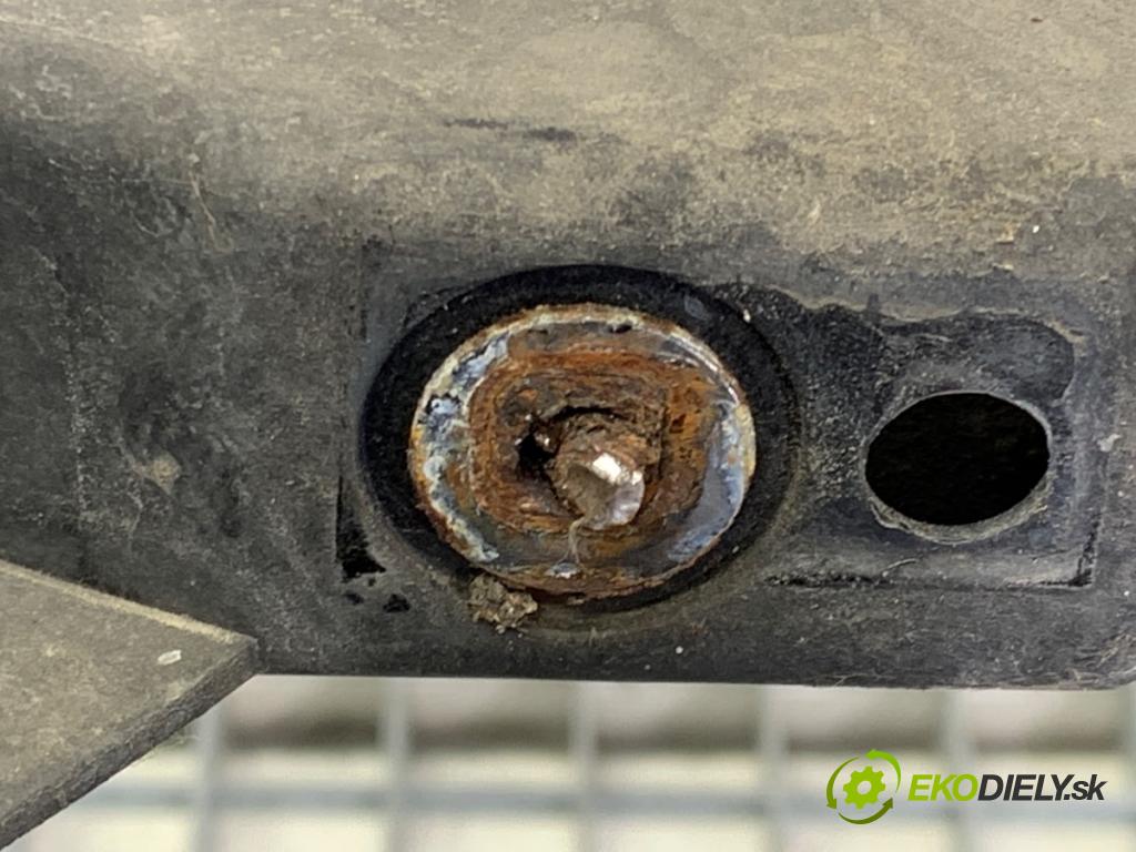 VW POLO IV 9N liftback 2003 47 kW 1.2 12V 1198 držák přední část  (Přední výztuha)