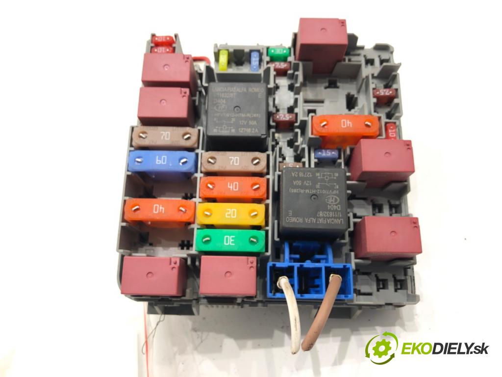 FIAT TIPO Kombi 2018 70 kW 1.4 (356WXA1B) 1368 skříňka poistková 52028777 (Pojistková skříňka)