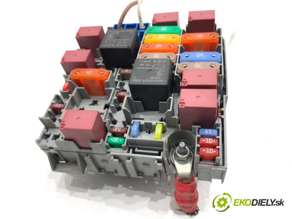 FIAT TIPO Kombi 2018 70 kW 1.4 (356WXA1B) 1368 skříňka poistková 52028777 (Pojistková skříňka)