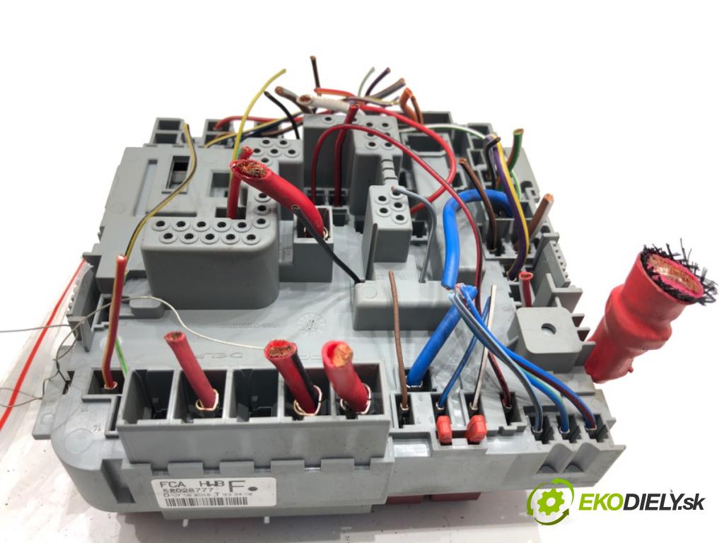 FIAT TIPO Kombi 2018 70 kW 1.4 (356WXA1B) 1368 skříňka poistková 52028777 (Pojistková skříňka)