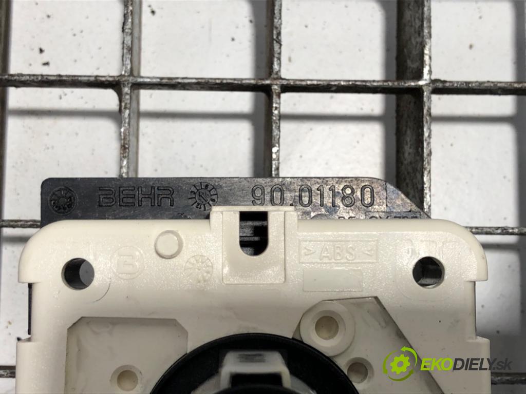 DAF XF Ciągnik siodłowy 2016 340 kW FT 460 340 kW [462 KM] olej napędowy 2012 - 2022 12900 Panel ovládania kúrenia 9001180 (Prepínacie páčky pod volantom)