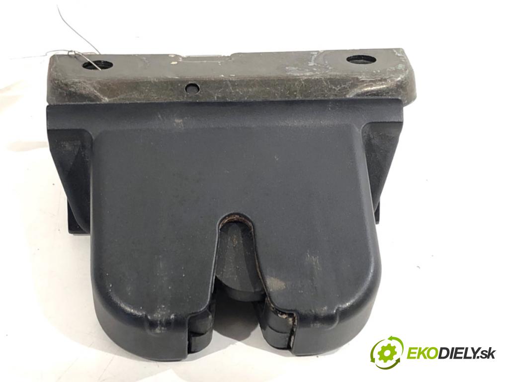 AUDI A3 8L liftback 2001 96 kW 1.9 TDI quattro 1896 zámok dverí zad 8L0827520C