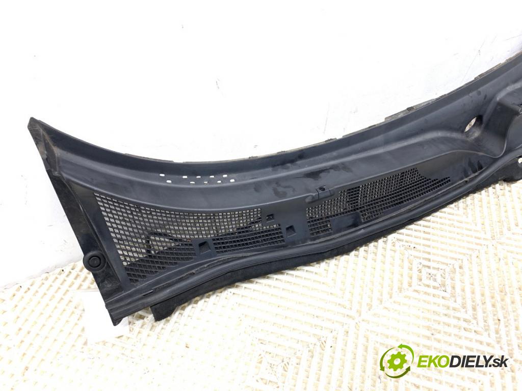 NISSAN JUKE F15 SUV 2015 81 kW 1.5 dCi 1461 torpédo plast pod čelní okno 668621KM0C (Plast pod čelním sklem)