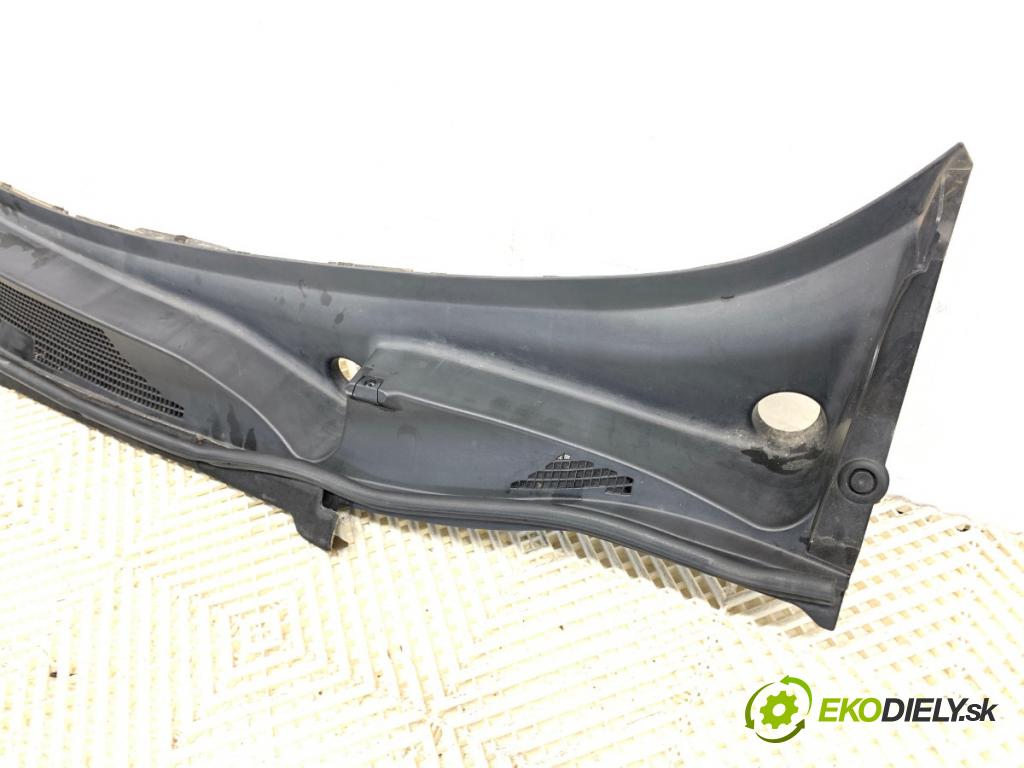 NISSAN JUKE F15 SUV 2015 81 kW 1.5 dCi 1461 torpédo plast pod čelní okno 668621KM0C (Plast pod čelním sklem)