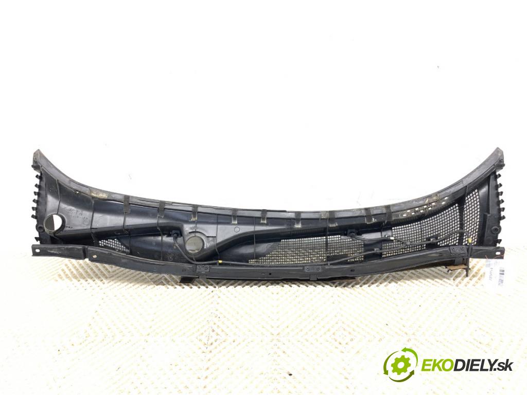 NISSAN JUKE F15 SUV 2015 81 kW 1.5 dCi 1461 torpédo plast pod čelní okno 668621KM0C (Plast pod čelním sklem)