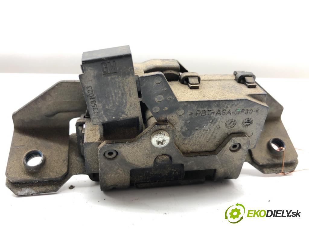 OPEL ASTRA J liftback 2012 103 kW 1.4 Turbo (68) 1364 zámok dverí zad 13581023