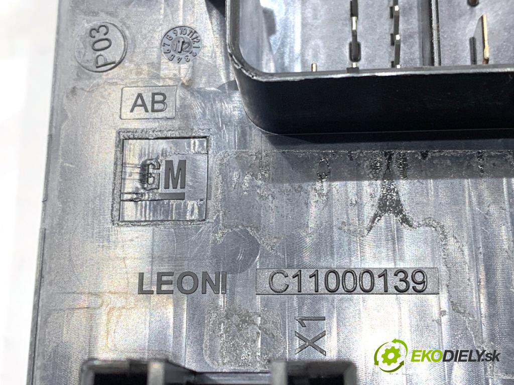 OPEL ASTRA J liftback 2012 103 kW 1.4 Turbo (68) 1364 skříňka poistková C11000139 13368639 (Pojistková skříňka)