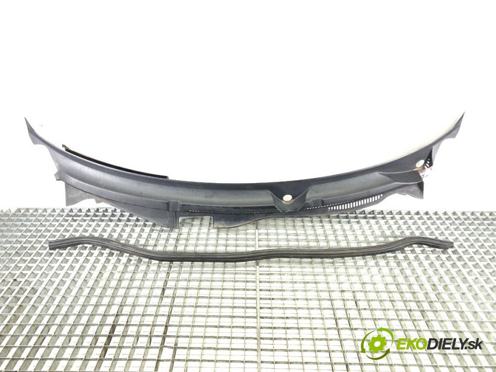 VW GOLF IV liftback 2002 55 kW 1.4 16V 1390 torpédo plast pod čelní okno 1J1819415B (Plast pod čelním sklem)