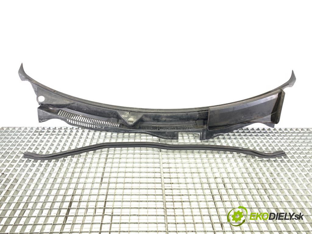 VW GOLF IV liftback 2002 55 kW 1.4 16V 1390 torpédo plast pod čelní okno 1J1819415B (Plast pod čelním sklem)