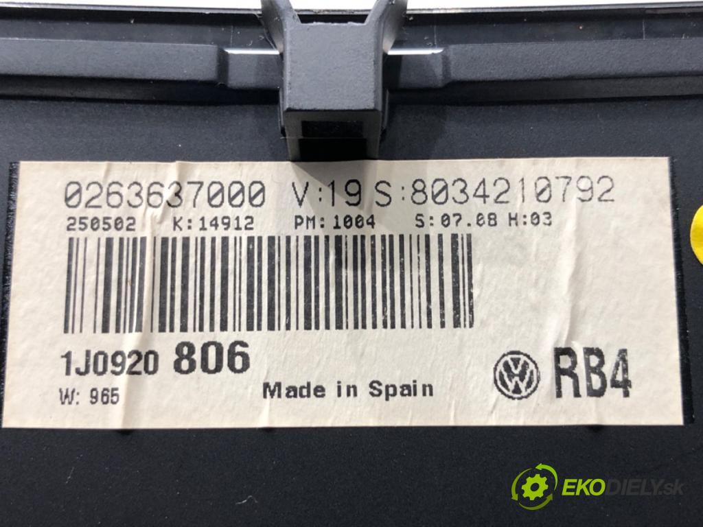 VW GOLF IV liftback 2002 55 kW 1.4 16V 1390 prístrojovka 1J0920806 (Přístrojová deska)