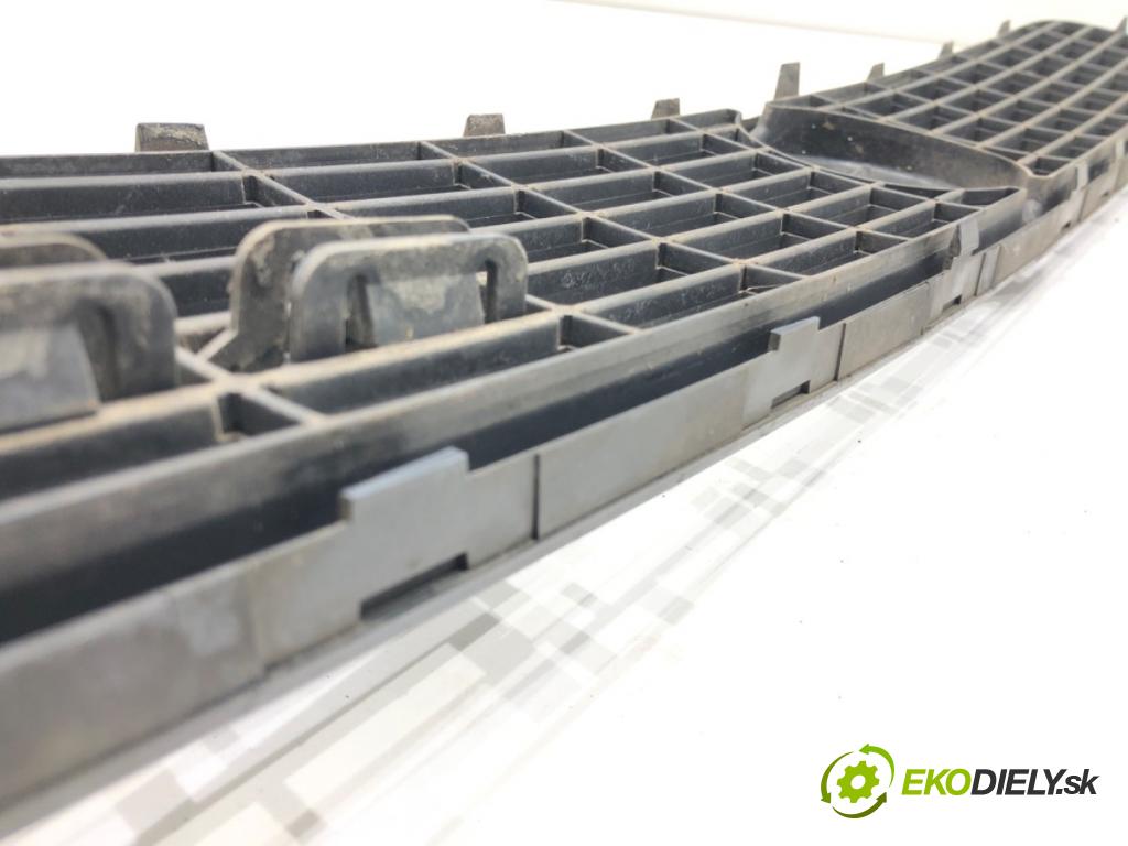 FIAT GRANDE PUNTO liftback 2005 55 kW 1.3 D Multijet 1248 mřížka maska 735335775 (Přední mřížka (maska chladiče))