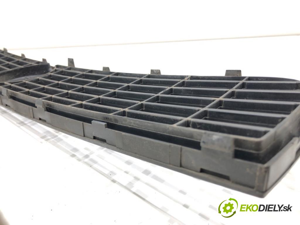 FIAT GRANDE PUNTO liftback 2005 55 kW 1.3 D Multijet 1248 mřížka maska 735335775 (Přední mřížka (maska chladiče))