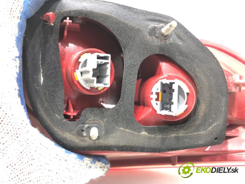 MAZDA 3 BK sedan 2006 77 kW 1.6 (BK12) 1598 Svetlo pravy zad