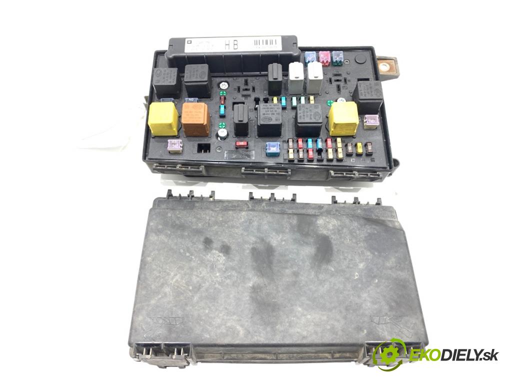 OPEL ZAFIRA B nadwozie wielkoprzestrzenne (MPV) 2006 88 kW 1.9 CDTI (M75) 1910 Skrinka poistková 13206754 (Poistková skrinka)