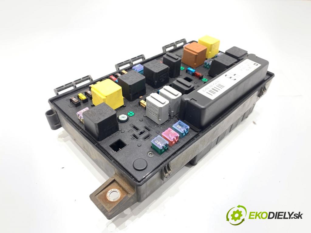 OPEL ZAFIRA B nadwozie wielkoprzestrzenne (MPV) 2006 88 kW 1.9 CDTI (M75) 1910 Skrinka poistková 13206754 (Poistková skrinka)