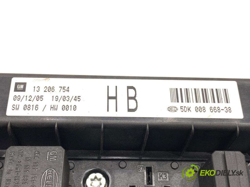 OPEL ZAFIRA B nadwozie wielkoprzestrzenne (MPV) 2006 88 kW 1.9 CDTI (M75) 1910 skříňka poistková 13206754 (Pojistková skříňka)