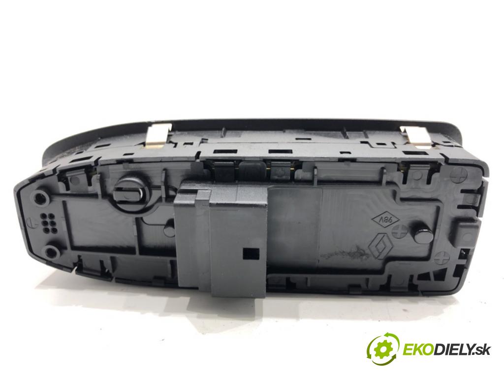 RENAULT CLIO V liftback 2020 74 kW 1.0 TCe 100 (B7MT) 999 Prepínač okien 254015831R (Prepínacie páčky pod volantom)