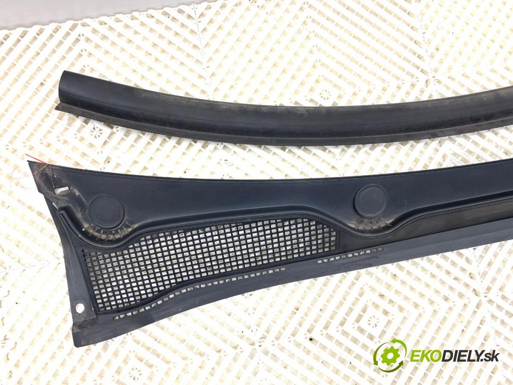 RENAULT CLIO V liftback 2020 74 kW 1.0 TCe 100 (B7MT) 999 torpédo plast pod čelní okno 668115911R (Plast pod čelním sklem)