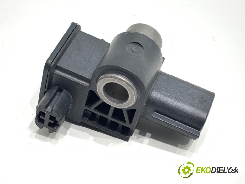 RENAULT CLIO V liftback 2020 74 kW 1.0 TCe 100 (B7MT) 999 Snímač nárazu 988305FL0A (Snímač nárazu)