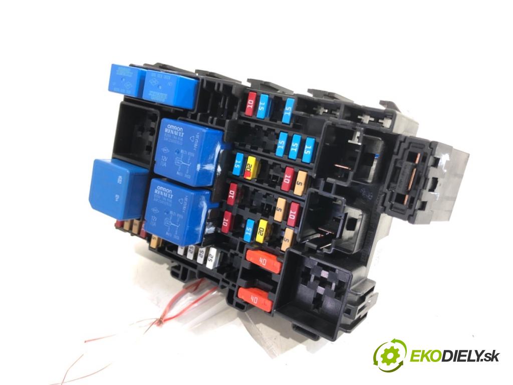 RENAULT CLIO V liftback 2020 74 kW 1.0 TCe 100 (B7MT) 999 skříňka poistková 243805499R (Pojistková skříňka)