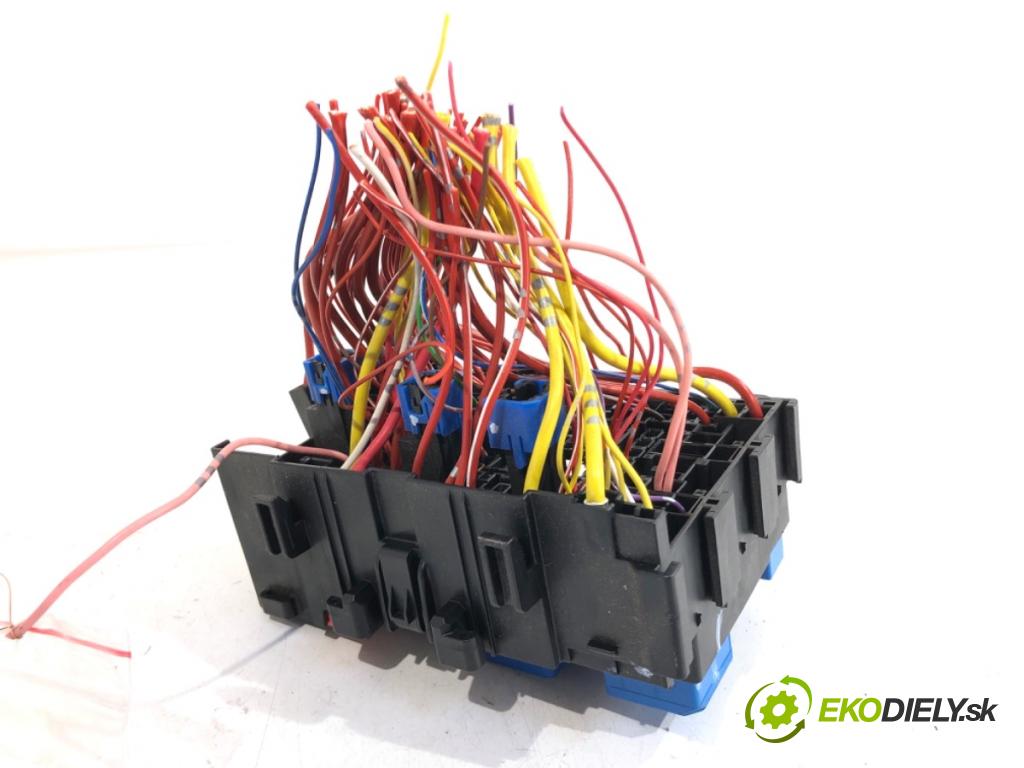 RENAULT CLIO V liftback 2020 74 kW 1.0 TCe 100 (B7MT) 999 skříňka poistková 243805499R (Pojistková skříňka)