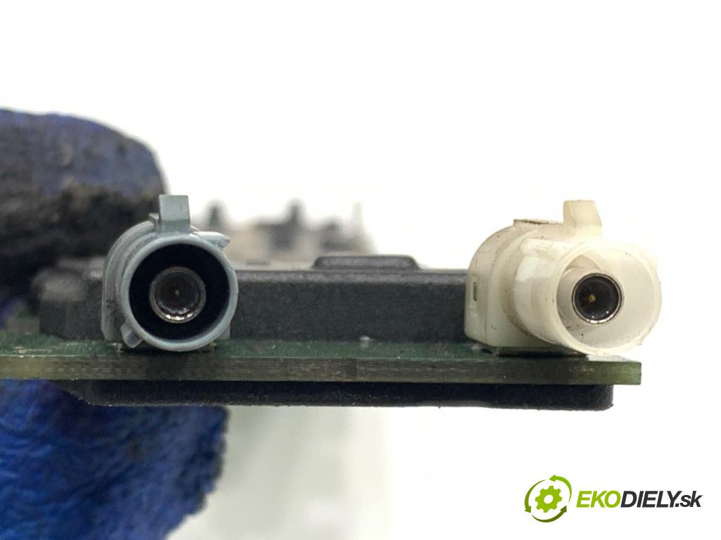 AUDI A4 B6 sedan 2004 96 kW 1.9 TDI 1896 Zosilňovač Antenní: 8E5035225A (Zosilňovač)