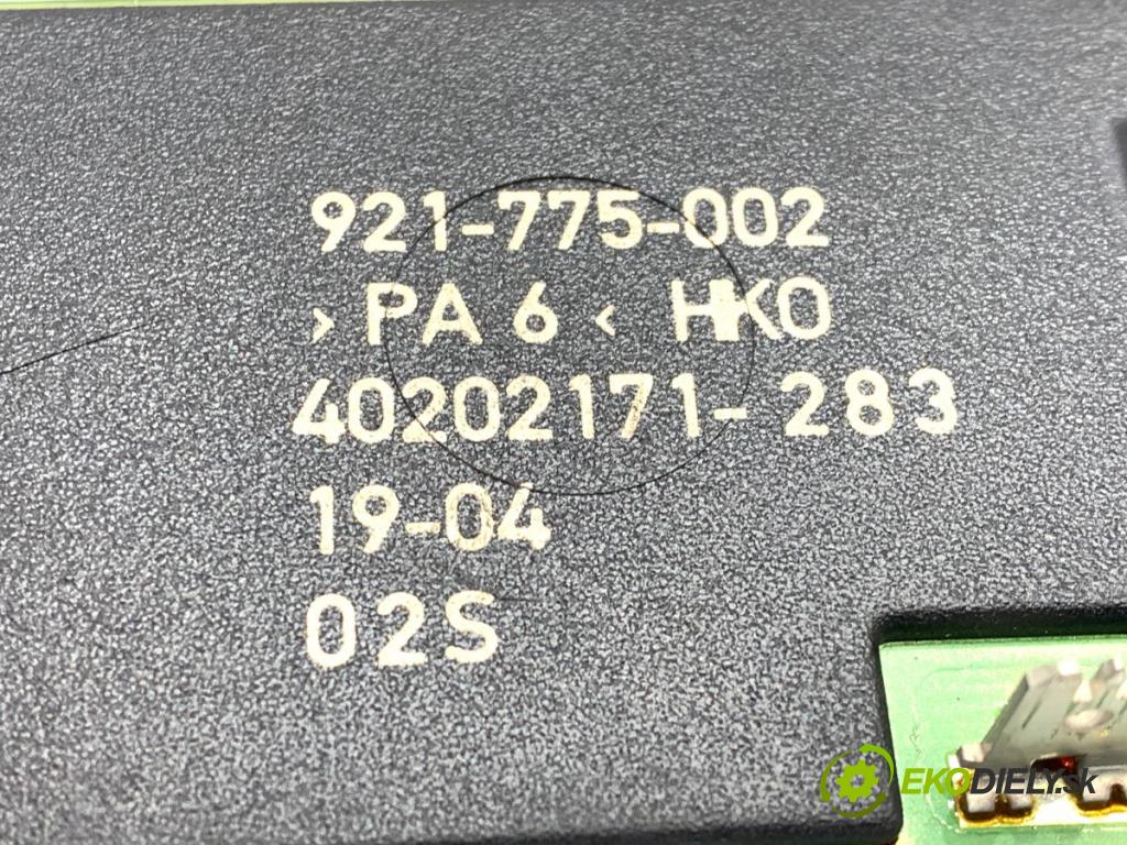 AUDI A4 B6 sedan 2004 96 kW 1.9 TDI 1896 Zosilňovač Antenní: 8E5035225A (Zosilňovač)